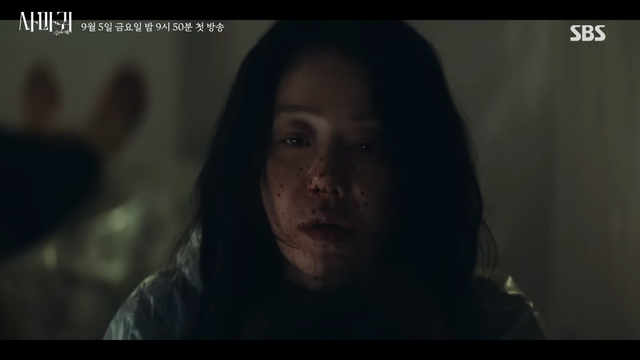 ‘사마귀: 살인자의 외출’에서 연쇄살인마 사마귀 역을 맡은 고현정이 ‘냉혈한’과 ‘엄마’란 양립하기 어려운 두 가지 얼굴을 오가며 섬뜩한 연기로 호평을 얻고 있다. 사진출처 | SBS ‘사마귀’ 방송 캡처