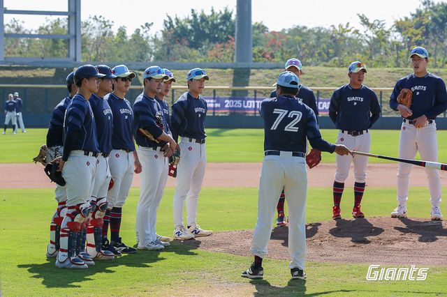 지난 2월 대만 타이난의 아시아-태평양국제야구훈련센터에서 치러진 1차 스프링캠프 도중 김민호 전 1군 수비코치(72번)와 수비력 향상을 다짐하던 롯데 선수들. 사진제공｜롯데 자이언츠