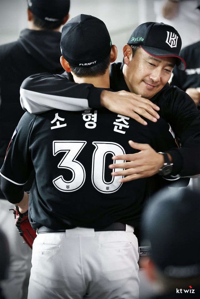 제춘모 KT 투수코치가 4월 25일 대전한화생명볼파크에서 열린 한화전 도중 이날 6이닝 10탈삼진 무실점 역투로 성공적인 선발 복귀를 알린 소형준을 끌어안고 있다. 사진제공｜KT 위즈