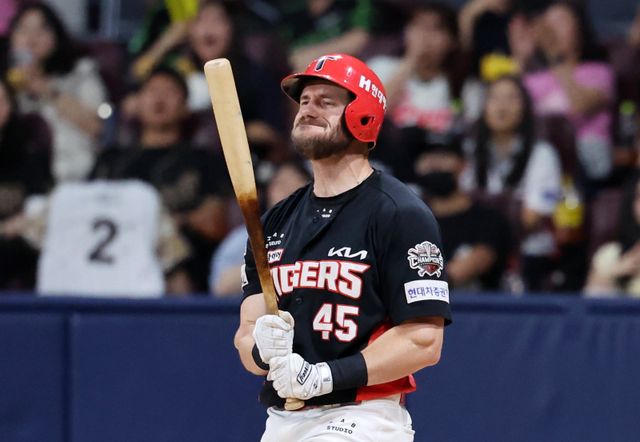 KIA 위즈덤은 허리 통증에서 회복 중이다. 이범호 KIA 감독은 “위즈덤이 11일 대타, 12일 선발출전에 맞춰 준비할 것”이라고 밝혔다. 뉴시스