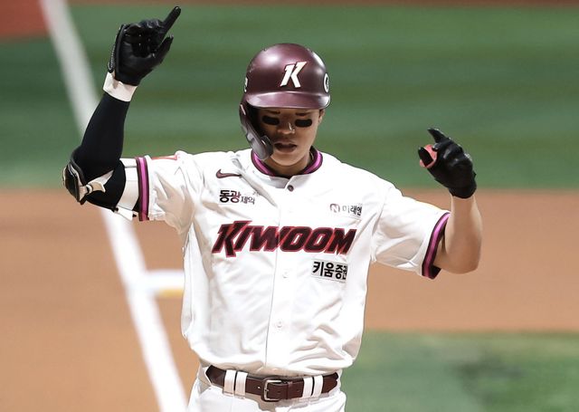 키움 송성문은 KBO리그 8월 MVP로 선정됐다. 그는 대형 다년계약 체결의 부담감을 이겨내고 자신의 가치를 그라운드에서 증명했다.｜뉴시스