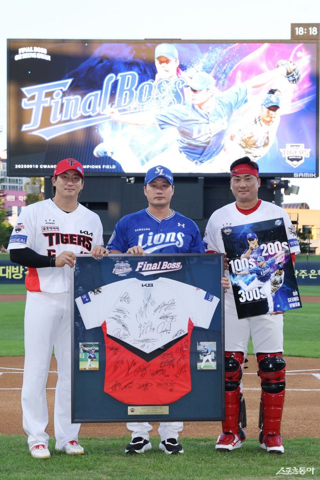 오승환(가운데)이 10일 광주 KIA전에 앞서 열린 은퇴 투어 행사에서&nbsp;KIA 주장 나성범(왼쪽), 포수 김태군과 기념촬영을 하고 있다. 사진제공｜KIA 타이거즈