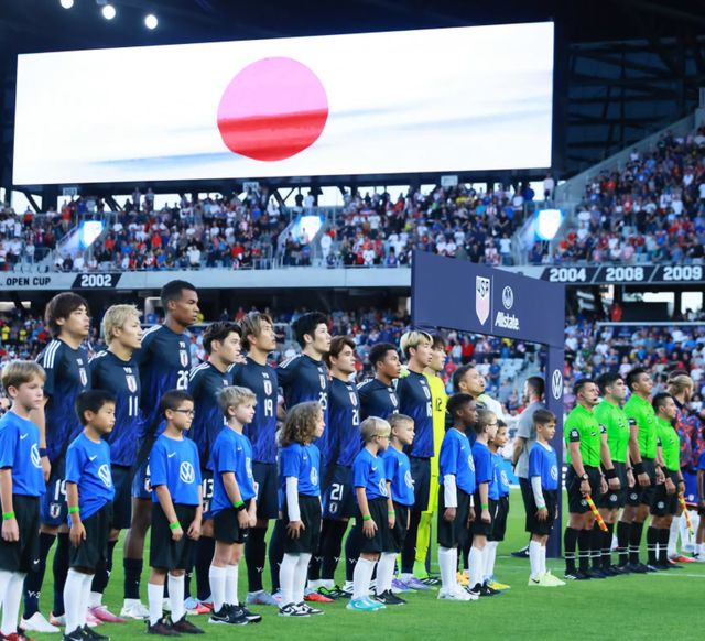 일본대표팀이 미국전 킥오프를 기다리며 자국 국가를 듣고 있다. 사진출처｜일본축구협회 인스타그램