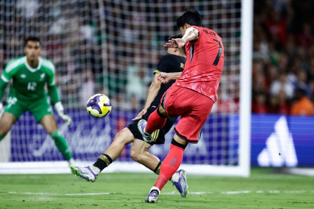 축구대표팀 주장 손흥민(7번)이 멕시코와 평가전에서 동점골을 터트리고 있다. 사진제공｜대한축구협회