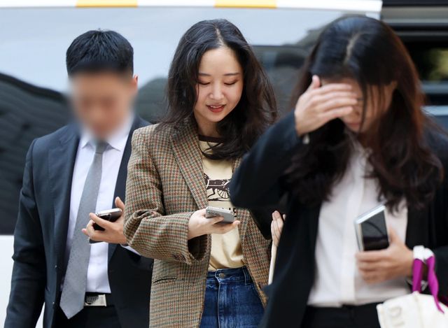 민희진 전 어도어 대표가 1년 2개월 만에 국내 미디어에 모습을 드러냈다. 지난해 마지막 공식 석상이 경찰서 앞, 아이러니하게도 이번에는 법원 앞이었다. 사진|뉴시스