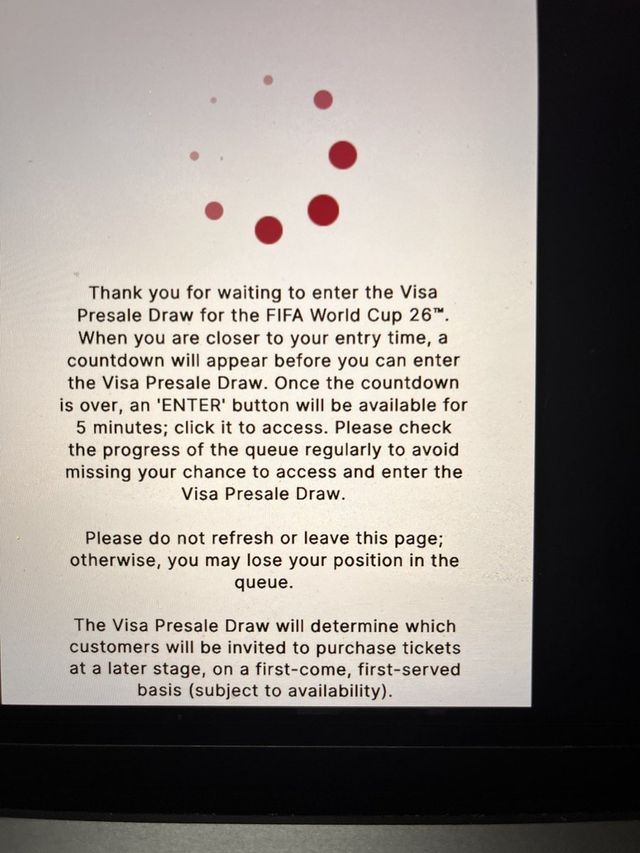 글로벌 스포츠 매체 ‘디 애슬레틱’은 11일(한국시간) “국제축구연맹(FIFA)은 11일 공식 스폰서 비자(VISA) 카드를 소지한 고객을 대상으로 한 ‘비자 프리세일 추첨’ 접수를 개시했으나, 접속 지연과 시스템 오류가 이어지며 팬들이 장시간 온라인 대기실에 발이 묶였다”고 보도했다. 사진은 계속 지연되는 비자 프리세일 추첨 접수 화면. 사진출처｜X