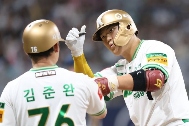키움 김건희(오른쪽)는 11일 고척 NC와 홈경기에서 4번타자 포수로 선발출전해 3타수 2안타 2타점 1볼넷으로 활약했다. 결승타와 도루 저지로 연승에 힘을 보탰다. 사진제공｜키움 히어로즈