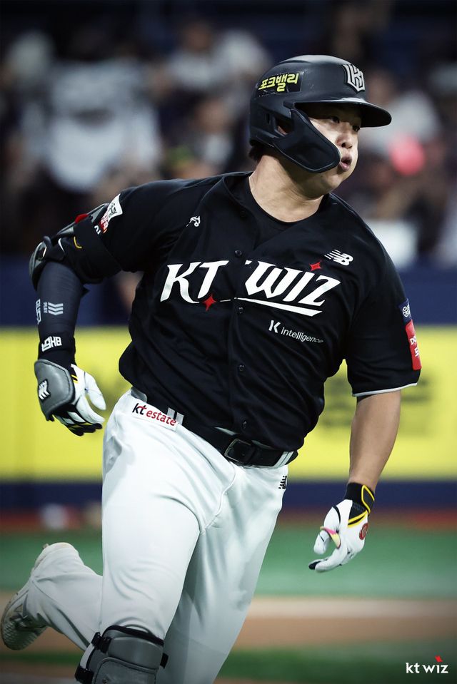 KT 강백호가 9일 수원KT위즈파크에서 열린 두산과 홈경기에서 통산 1000안타를 달성했다. 강백호는 26세 1개월 11일의 나이로 이 반열에 오르며 역대 최연소 5위에 올랐다. 사진제공｜KT 위즈