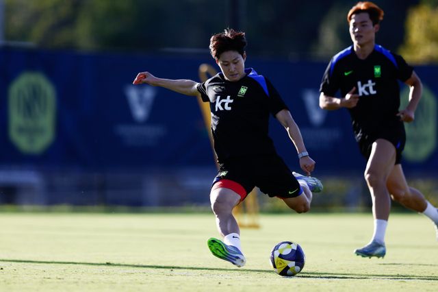 글로벌 스포츠&nbsp;매체 ‘ESPN’&nbsp;멕시코판은 10일(한국시간)&nbsp;“2021년, 이강인(사진)은 축구계에서 거의 추방당할 뻔했지만 하비에르 아기레 감독이 그를 마요르카의 핵심으로 만들었다”고 조명했다. 사진제공｜대한축구협회