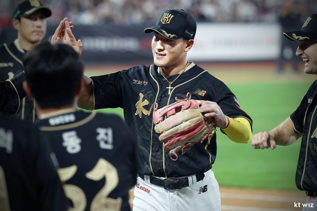 KT 안현민이 9일 수원KT위즈파크에서 열린 두산전 6회초 빠르고 정확한 홈 송구로 보살을 기록한 뒤, 동료들의 환영을 받고 있다. 올해 정규시즌 MVP 후보로 거론되는 안현민은 공격뿐만 아니라 수비에서도 존재감을 보여주고 있다. 사진제공｜KT 위즈