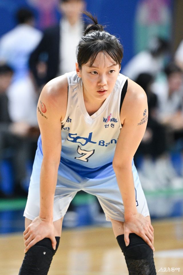 신한은행 가드 신지현은 지난달 26일 연습경기 도중 무릎 내측 인대를 다쳐 전지훈련 합류가 불발됐다. 그가 정상적으로 회복할 때까지 김지영, 신이슬, 히라노 미츠키 등 나머지 가드 자원의 역할이 더욱 중요해졌다. 사진제공ㅣWKBL