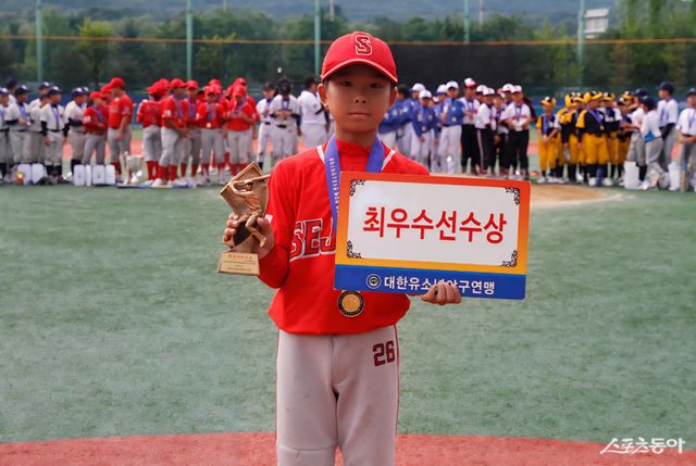 제22회 대한유소년야구연맹 회장배 전국유소년야구대회 겸 상반기 왕중왕전 U-13 청룡에서 MVP를 차지한 세종시유소년야구단 김재윤. 사진제공｜대한유소년야구연맹