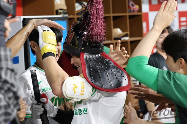 키움 주성원(가운데)은 11일 고척 NC와 홈경기에서 3번타자 우익수로 선발출전해 마수걸이 홈런을 포함해 4타수 2안타 1홈런 2타점 1득점으로 4-1 승리를 견인했다. 사진제공｜키움 히어로즈