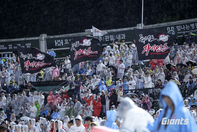 롯데 팬들이 9일 사직구장에서 열린 한화전 도중 비를 맞으며 응원하고 있다. 사진제공｜롯데 자이언츠