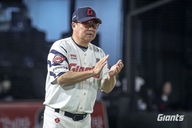 롯데가 구단 역대 단일시즌 최다관중 신기록을 세웠다. 8년 만의 가을야구 진출이 최고의 보답이 될 수 있다. 김태형 롯데 감독이 선수들을 격려하고 있다. 사진제공｜롯데 자이언츠