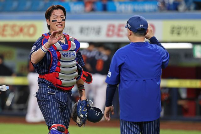 삼성 강민호는 불혹의 나이에도 팀의 확고한 주전포수로 활약 중이다. 그의 뒤를 이어야 할 젊은 포수들을 자극하며 성장을 촉진하는 것도 그의 몫이다. 7일 대구 한화전에서 승리를 거둔 뒤 박진만 감독과 하이파이브를 하는 강민호. 사진제공｜삼성 라이온즈