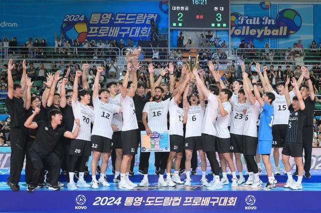 현대캐피탈 선수단이 지난해 통영에서 열린 KOVO컵 남자부에서 우승한 뒤 시상식에서 기뻐하고 있다. 사진제공｜KOVO