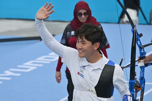한국양궁대표팀 김제덕이 11일 광주 5·18민주광장 특설경기장에서 열린 ‘2025광주세계양궁선수권대회’ 7일째 리커브 남자 개인전 동메달 결정전에서 마테오 보르사니(이탈리아)를 세트스코어 7-3으로 꺾은 뒤 관중들의 성원에 화답하고 있다. 한국은 이날 리커브 남자 개인전에서 금맥 수확에 실패했지만 김제덕의 분전 덕분에 무관을 겨우 면했다. 광주│뉴시스
