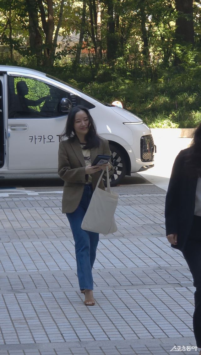 이날 민희진 룩에서 가장 두드러진 부분은 ‘흰색 에코 백’이었다. 에코 백과는 미스 매치인 민희진 답지 않은 ‘옥의 티’도 발견됐다. 30도를 웃도는 한낮 무더위가 무색하게 재킷을 입고 있었고 명품 브랜드 셀린느(CELINE)의 티셔츠도 ‘부득불’ 드러났다. 양주연 기자 juyeon@donga.com