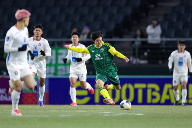 전북 권창훈(가운데)은 올해 주 포지션인 윙포워드와 공격형 미드필더 외에 풀백으로도 뛰고 있다. 생존을 위해 선택한 포지션 겸업이지만 빅리그 출신다운 기술과 포지션 이해도를 앞세워 승승장구하고 있다. 그는 올해 K리그1 우승팀 풀백으로 거듭나겠다는 의지가 강하다. 사진제공│한국프로축구연맹