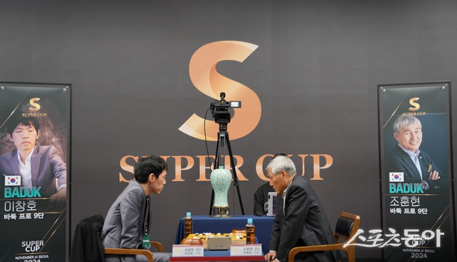 지난해 11월 슈퍼컵 레전드 매치에서 사제대결을 하고 있는 조훈현 9단(오른쪽)과 이창호 9단. 한국 바둑을 대표하는 두 레전드는 올 10월 슈퍼컵 인천에서 각각 팀을 구성해 또 한번 맞대결을 펼친다. 사진제공 | 이사벨글로벌
