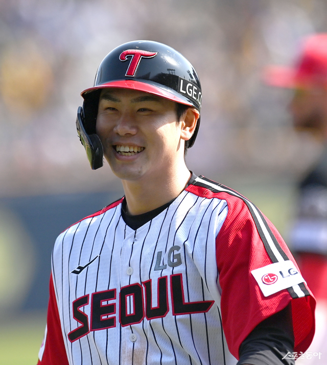 무릎 인대 파열로 4개월간 재활한 LG 홍창기가 12일 1군 선수단에 합류한 뒤, 이튿날인 13일 잠실 KIA전을 앞두고 콜업될 예정이다. 스포츠동아DB