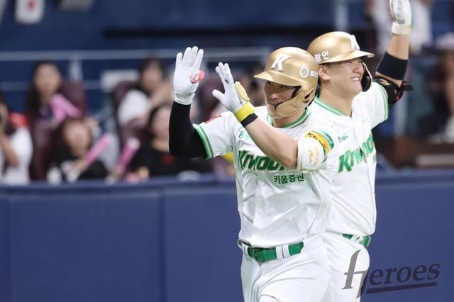 키움 주성원(왼쪽)은 11일 고척 NC와 홈경기에서 3번타자 우익수로 선발출전해 마수걸이 홈런을 포함해 4타수 2안타 1홈런 2타점 1득점으로 4-1 승리를 견인했다. 사진제공｜키움 히어로즈