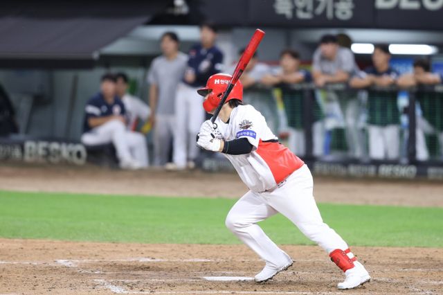 KIA 김선빈은 12일 광주 두산과 홈경기에서 3번 지명타자로 선발출전해 끝내기 안타를 포함 5타수 2안타 2타점으로 활약했다. 팀은 김선빈이 이끈 승리로 PS 진출 희망을 이어가게 됐다. 사진제공｜KIA 타이거즈