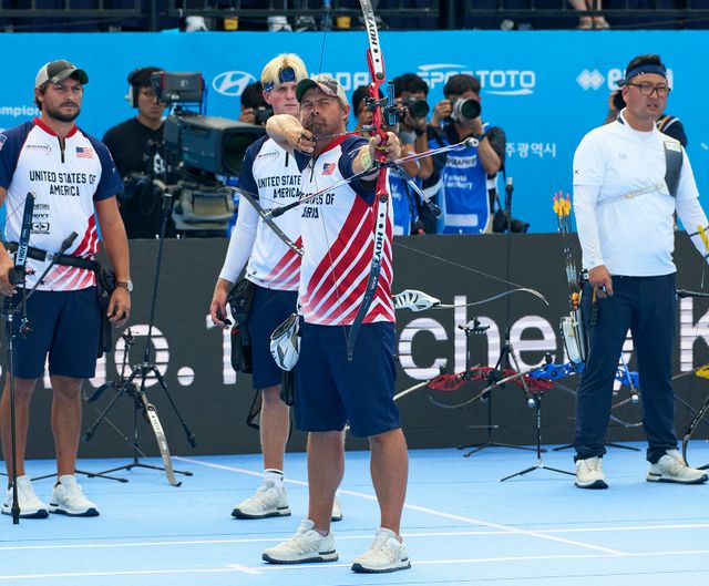 리커브 남자 단체전 결승에서 한국과 미국 양궁 선수단이 코오롱스포츠 양궁화를 신고 경기하는 모습