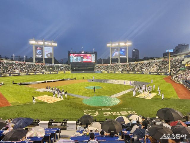 NC와 LG는 12일 잠실구장에서 팀 간 15차전 맞대결을 펼칠 예정이었으나 경기가 우천 취소로 열리지 못했다. 두 팀의 경기는 추후 편성된다. 잠실｜박정현 기자