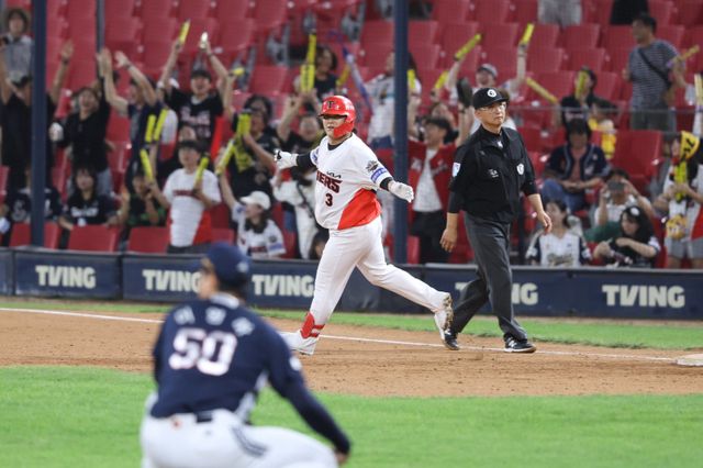 KIA 김선빈(가운데)은 12일 광주 두산과 홈경기에서 3번 지명타자로 선발출전해 끝내기 안타를 포함 5타수 2안타 2타점으로 활약했다. 팀은 김선빈이 이끈 승리로 PS 진출 희망을 이어가게 됐다. 사진제공｜KIA 타이거즈