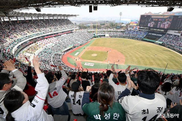 KBO는 전날(11일) 출범 44번째 시즌에 정규시즌 누적 관중 2억 명을 달성했다. 스포츠동아DB