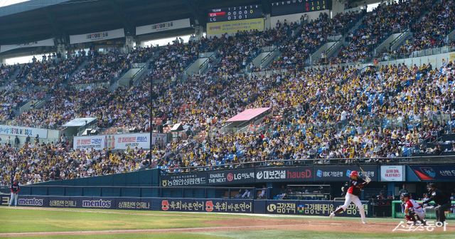 KBO는 전날(11일) 출범 44번째 시즌에 정규시즌 누적 관중 2억 명을 달성했다. 스포츠동아DB