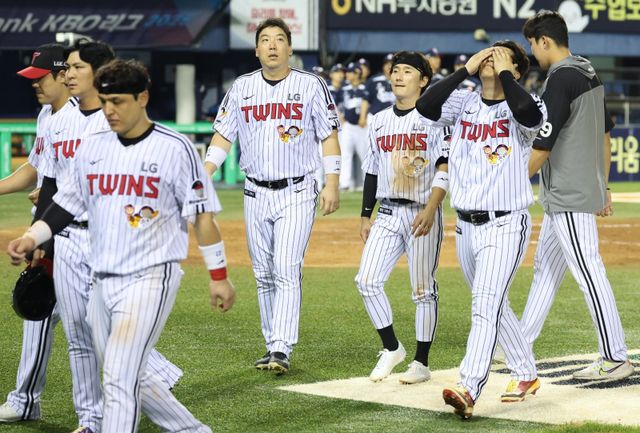 [서울=뉴시스] 황준선 기자 = 6일 서울 송파구 잠실야구장에서 열린 2025 KBO리그 두산 베어스와 LG 트윈스의 경기, 10-8로 패배한 LG 선수들이 아쉬워하고 있다. 2025.08.06. hwang@newsis.com