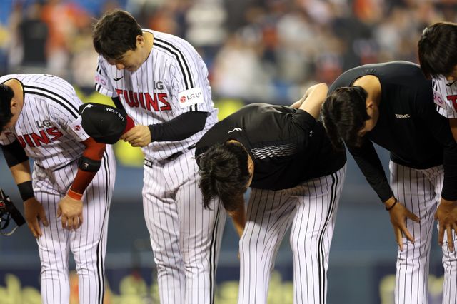 [서울=뉴시스] 이영환 기자 = 27일 오후 서울 송파구 잠실야구장에서 열린 2025 프로야구 한화 이글스와 LG 트윈스의 경기, 2-1로 승리를 거둔 LG 선발 임찬규, 김현수 등 선수들이 인사를 하고 있다. 2025.05.27. 20hwan@newsis.com