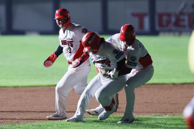 KIA 김선빈(가운데)은 12일 광주 두산과 홈경기에서 3번 지명타자로 선발출전해 끝내기 안타를 포함 5타수 2안타 2타점으로 활약했다. 팀은 김선빈이 이끈 승리로 PS 진출 희망을 이어가게 됐다. 사진제공｜KIA 타이거즈