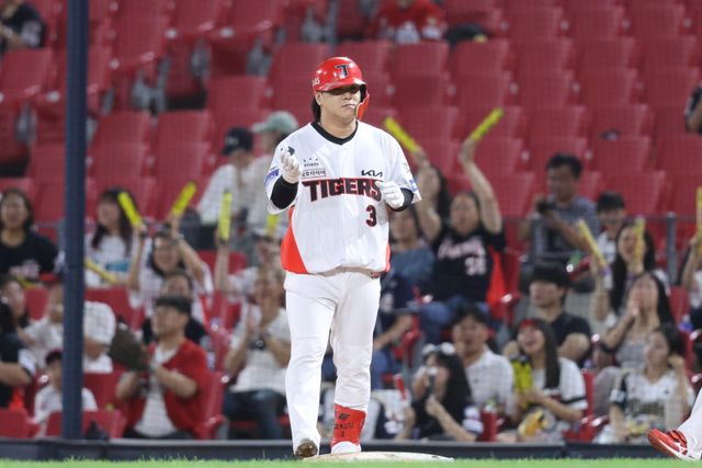 KIA 김선빈은 12일 광주 두산과 홈경기에서 3번 지명타자로 선발출전해 끝내기 안타를 포함 5타수 2안타 2타점으로 활약했다. 팀은 김선빈이 이끈 승리로 PS 진출 희망을 이어가게 됐다. 사진제공｜KIA 타이거즈