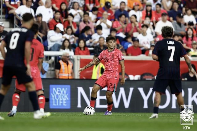 옌스 카스트로프가 미국과 평가전에서 상대 수비진 사이로 볼을 배달하고 있다. 사진제공｜대한축구협회