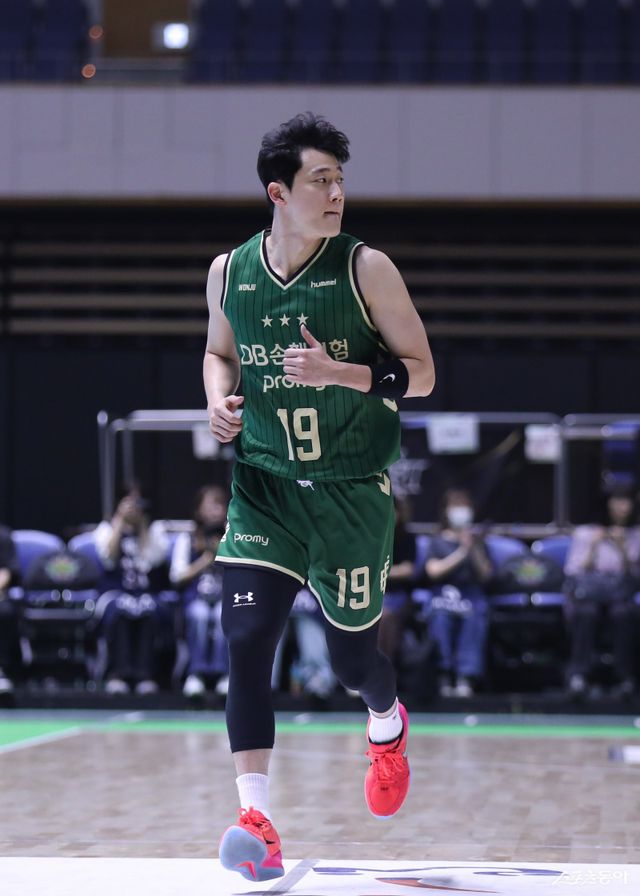 원주 DB 최성원이 13일 일본&nbsp;홋카이도종합체육센터에서 열린 2025 레반가 컵 첫 경기 알티리 지바전 도중 공격 코트로 넘어가고 있다. 최성원이 3쿼터 좋은 활약을 펼친 덕분에 DB는 시소게임을 되찾았다. 사진제공&nbsp;｜점프볼