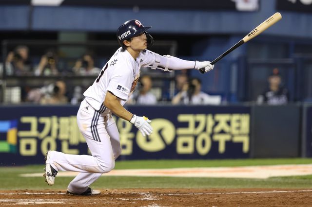 두산 이유찬(사진)은 남은 시즌 외야수로도 출전할 계획이다. 팀은 오명진, 안재석, 박준순 등 기대주들이 한 단계 성장하며 내야 경쟁이 치열해졌다. 사진제공｜두산 베어스