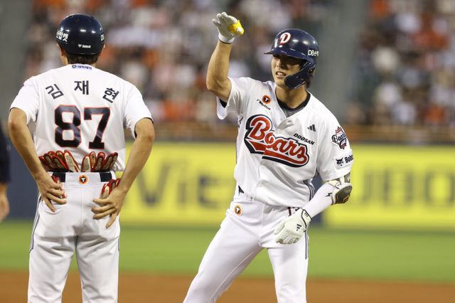 두산 이유찬(사진, 오른쪽)은 남은 시즌 외야수로도 출전할 계획이다. 팀은 오명진, 안재석, 박준순 등 기대주들이 한 단계 성장하며 내야 경쟁이 치열해졌다. 사진제공｜두산 베어스
