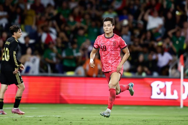 축구대표팀 오현규가 멕시코 평가전에서 득점한 뒤 무표정으로 자신의 무릎을 가리키는 익살스러운 골 세리머니를 펼치고 있다. 사진제공｜대한축구협회