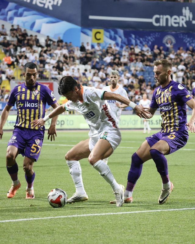 성폭력 집행유예 형이 확정된 알란야스포르 황의조(가운데)가 튀르키예 리그 경기를 뛰는 모습. 사진출처｜알란야스포르 인스타그램