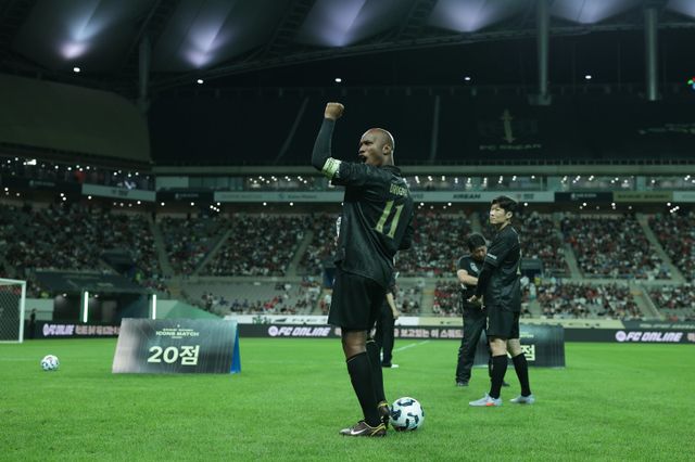 ‘2025 아이콘 매치: 창의 귀환, 반격의 시작’ 본경기의 하루 전인 13일 서울월드컵경기장에서 이벤트매치가 열렸다. FC스피어의 주장 디디에 드로그바(왼쪽)와 박지성. 사진제공｜넥슨