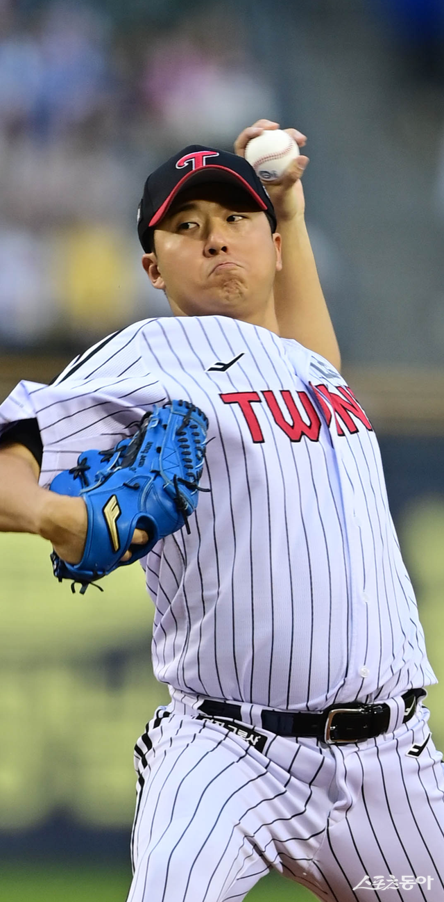 선발투수를 불펜으로 기용한 LG의 승부수가 물음표를 남겼다. LG 송승기는 13일 잠실 KIA전에 구원등판해 적잖은 피안타를 기록했다. 스포츠동아DB