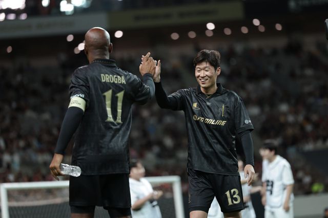 ‘2025 아이콘 매치: 창의 귀환, 반격의 시작’ 본경기의 하루 전인 13일 서울월드컵경기장에서 이벤트매치가 열렸다. FC스피어의 주장 디디에 드로그바(왼쪽)와 박지성이 손뼉을 마주치고 있다. 사진제공｜넥슨