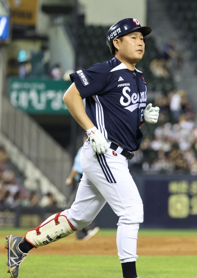 올 시즌 타율 0.338로 이 부문 1위에 올라있는 양의지는 14일 창원 NC전에 앞서 1군 엔트리에서 말소됐다. 이미 규정타석을 채운 양의지의 이탈은 타격왕 경쟁 구도에도 영향을 미칠 전망이다. 뉴시스