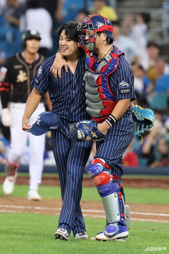 삼성 양창섭(왼쪽)이 14일 대구삼성라이온즈파크에서 열린 KT와 홈경기에서 6.2이닝 무피안타 1사구 5탈삼진 무실점 역투로 팀의 6-2 승리를 이끈 뒤, 배터리로 호흡을 맞춘 포수 강민호와 기쁨을 나누고 있다. 사진제공｜삼성 라이온즈