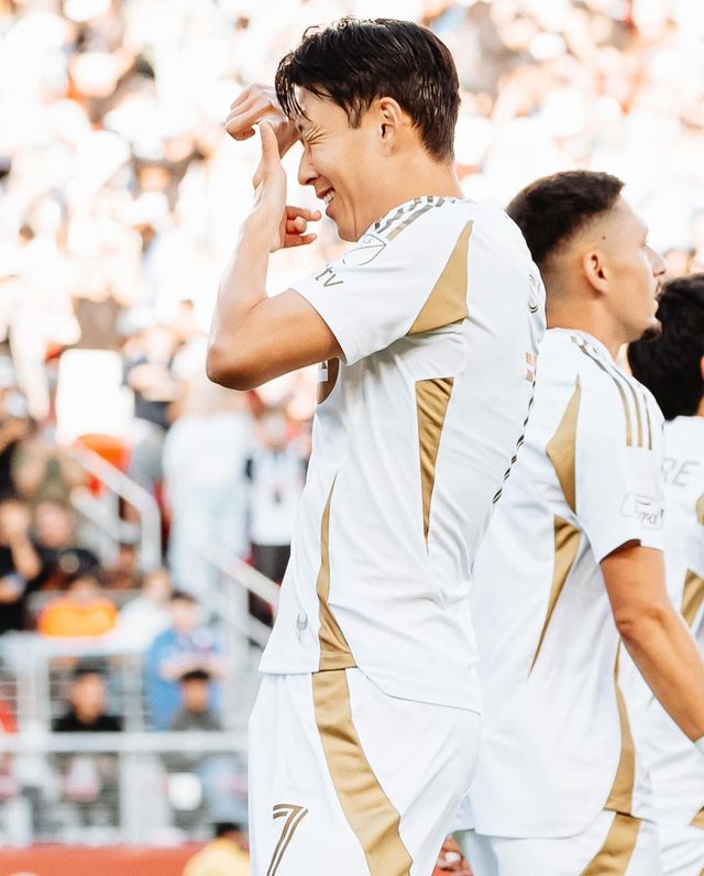 LAFC 손흥민이 14일(한국시간) 캘리포니아주 산타클라라의 리바이스 스타디움에서 열린 새너제이와의 MLS 원정경기에서 52초 만에 2호골을 터트린 뒤 특유의 ‘찰칵 세리머니’를 펼치고 있다. 사진출처｜LAFC 페이스북