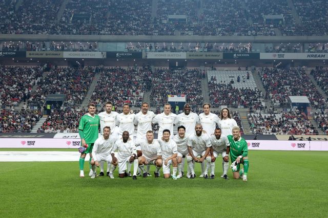 ‘2025 아이콘 매치: 창의 귀환, 반격의 시작’이 14일 서울월드컵경기장을 가득 메우며 성황리에 열렸다. 경기 전 기념촬영을 하는 실드 유나이티드 선수단. 사진제공｜넥슨